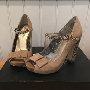 Seychelles Fifth Wheel Pump - Taupe Suede Size 6.5